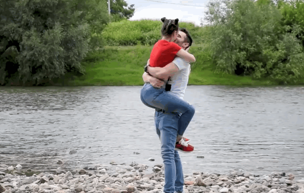 <span style='color:red;'><b>Snimak</b></span> prosidbe oduševio sve: Životinja ukrala šou (VIDEO)